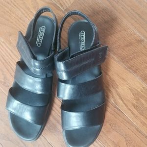 Sz. 42 black leather sandals by Stonefly, like new